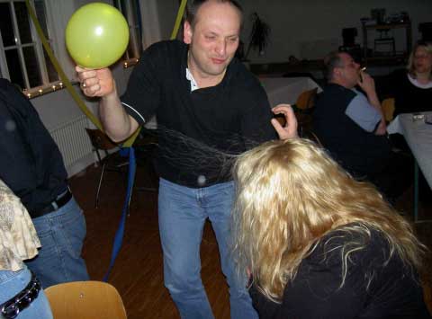 Die Ballon-Spiele des Anton 'the Drusan' Madzar (eigentlich Gitarrist der cover band  LMS ).
Als Spielgefhrtin rechts im Bild Claudia Braun.