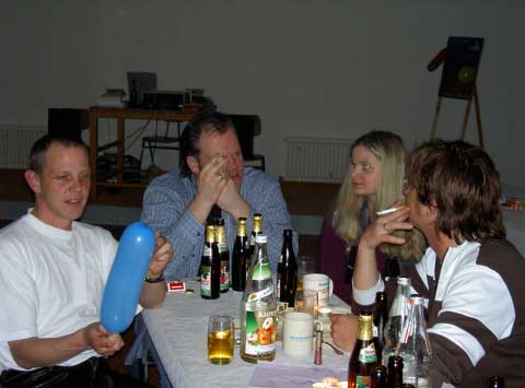 Die Stuttgarter Bande ...
Von rechts nach links: Roland 'BMW' Kilpper, Steffen ( ein Gromeister am Mischpult ) und Simone Ruthof und Volker Hinkel (Gitarrist von  Fools Garden ).