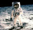 Die ersten Menschen auf dem Mond: Edwin (Buzz) Aldrin fotografiert von Neil Armstrong, der sich im Helmvisier spiegelt.