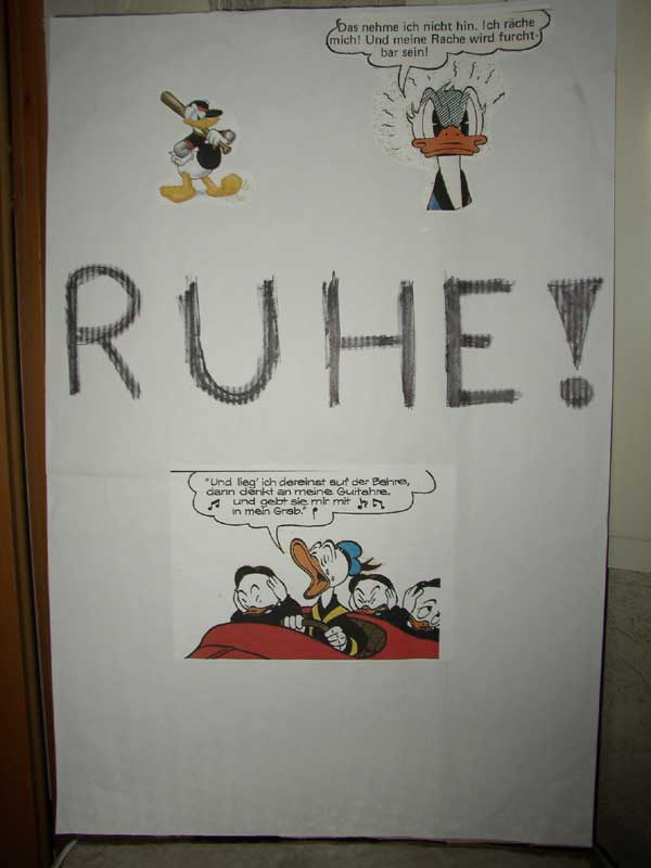 Hier das neue, gr��ere Schild mit ein paar netten Donald Duck-Comicbildern.
Das bisherige mit den Aufschriften 'no disco' und 'disco ok' wahr wohl zu unauff�llig.
Au�erdem spricht einiges daf�r, da� gr��ere Teile dieser Jugendbanden weder lesen noch schreiben k�nnen; farbliche Kennzeichnungen gem�� der Ampelfarben waren ebenfalls nicht hilfreich.
Ich hoffe, da� der w�tende Donald Duck mit Baseball-Schl�ger eine verst�ndlichere Sprache spricht.