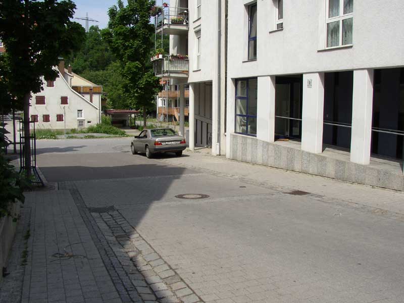 Das Fahrzeug steht am unteren Bereich der rechten Straenseite,
da im oberen Teil die Hauswand so nahe an der Strae verluft, da ein Fahrzeug, da dort unter Bercksichtigung der Kopfsteinpflaster-artigen Straenbegrenzung steht, von Fugngern nur auf Seiten der Strae umgangen werden kann. Fr einige der dort ansssigen Menschen, die zur Fortbewegung eine mehr oder wenige sperrige Gehhilfe bentigen, ist das umstndlich, gefhrlich und unzumutbar.