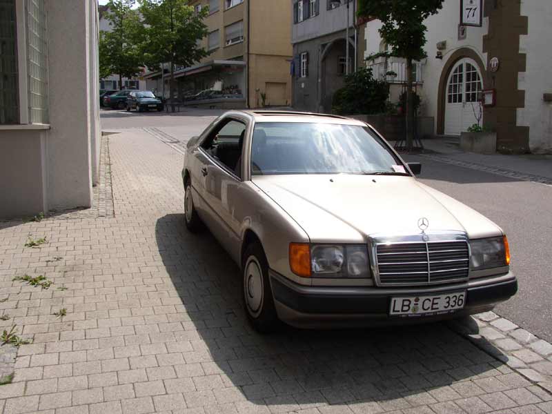 Hier sieht man den Teil des Gebudes, in dem die Parkflche sich nach oben hin verjngt. PKWs knnen dort nicht so geparkt werden, da die in diesem Viertel wohnenden, gehbehinderten Menschen Vorbeikommen knnen.