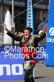 Arme hoch zur Siegerpose beim Barcelona Marathon 2012