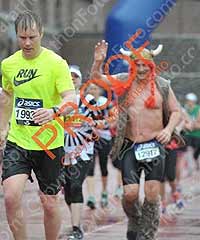 Stockholm Marathon 2013: Hartmut Keck hebt die Hand zum Gru