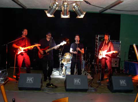 und jetzt ran ans Mikro,
denn mit Ausnahme des Schlagzeugers knnen in der Band alle singen.