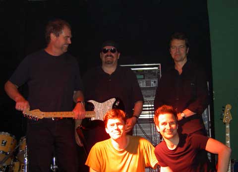 Klassisches Bandbild.
Bse Zungen behaupten, einer der Gitarristen wrde versuchen, den Schlagzeuger zu erschlagen.
Im Bild von links nach rechts stehend Mike Weigand, Frank Schleicher und Gregor Weigand sowie sitzend Thomas Breitenbcher und Holger Brunzel.