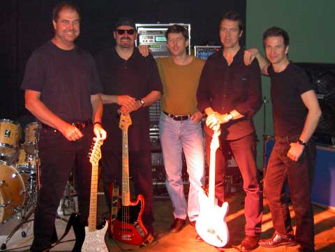 Gut gelaunt im Halbkreis...
Mike Weigand, Frank Schleicher, Thomas Breitenbcher, Gregor Weigand  und Holger Brunzel.