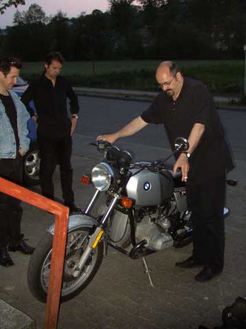 Das wohl obskurste Bild.
Nur unter dem ausdrcklichen Nicht-Einverstndnis unseres Bassisten Frank Schleicher verffentlicht, zeigt es, wie der auch als 'Dr. Guzzi' bezeichnete passionierte Fahrer und Liebhaber italienischer Motorrder seine HNDE an eine echte 'Gummikuh' legt.
Bei dem Fahrzeug handelt es sich um eine weitgehend originale BMW R 100 /7 mit damals ca. 20.000 km, die mit leider viel zu hohem Aufwand allmhlich in den Zustand der Alltagstauglichkeit berfhrt wurde.