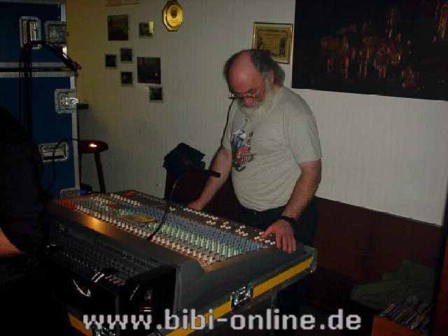 Fritz Hermann (der Mhlenfritz) - unser Mann fr's Grobe (soll heien: Tontechnik) ...
Er betreut als 'gute Seele' und 'Mann fr alle Flle' seit vielen Jahren mehrere Bands aus dem Mittleren Neckarraum, wenn's drum geht, etwas zu reparieren oder ein Live Konzert abzumischen.
Im Bild an seinem Arbeitsplatz bei den Lions: unserem Mischpult.