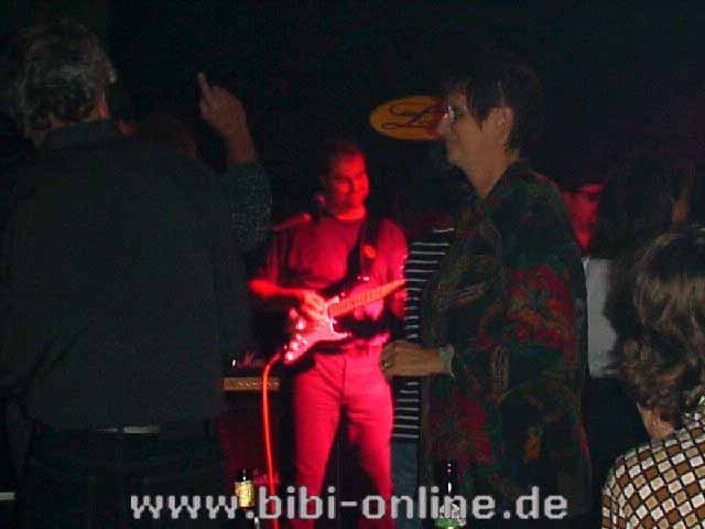 Mike Weigand in seinem Element - einem Gitarren-Solo.
Er begeistert nicht nur gepiercte 16-jhrige (solche mit Bauchnabel-freiem Top, Hallo Kai ( Sprecher & Medienservice )), sondern bedient auch ltere Semester.