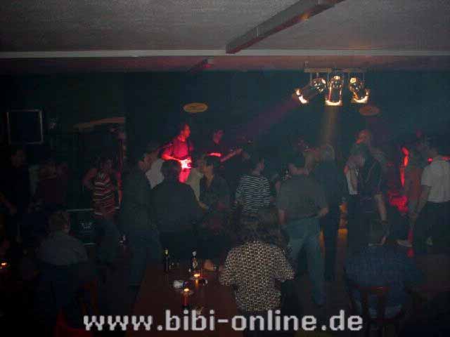 Wieder mal im Hasenheim ...
Schemenhaft zu erkennen Mike Weigand an der Gitarre und Frank Schleicher am Bass.