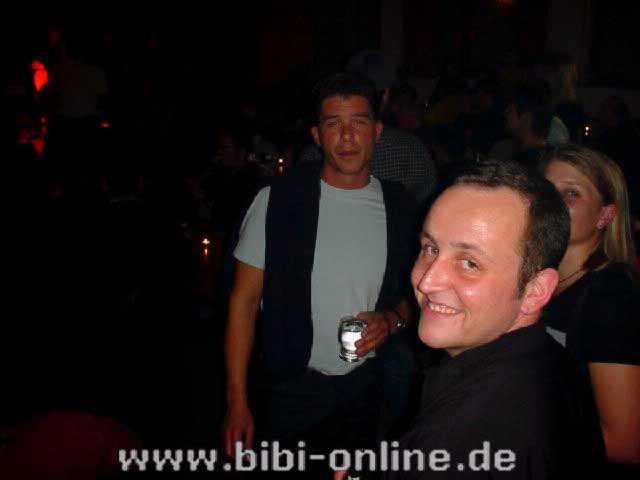 Verwegene Gestalten ...
Im Bild Stefan Mattner ( Ingenieurbro in Ludwigsburg ) und Marten, dem die gute Stimmung bereits zu schaffen macht.