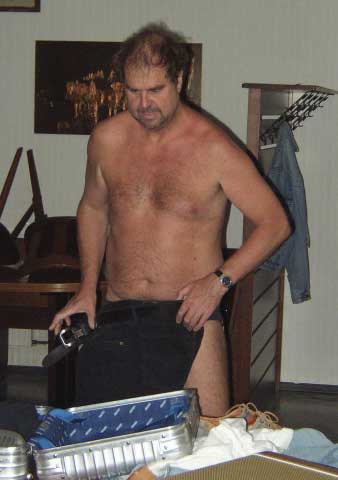 Ja, darauf haben alle Frauen gewartet.
Mike Weigand, von weiblichen Fans auch liebevoll 'Balu, der Br' genannt, in freizgigem Outfit.
Wer mehr sehen mchte, mu sich schon zu einem unserer Konzerte bemhen.