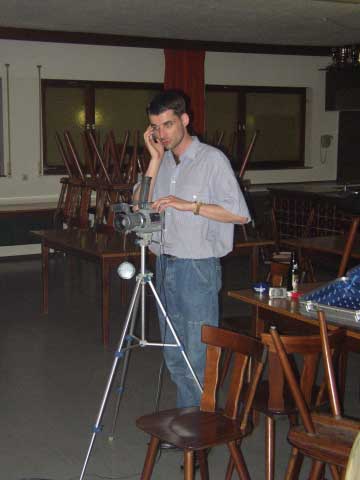 Oliver Breder, der multimediale Mensch.
Telefonieren und Filmen, Fotografieren und Verffentlichen. Wer mehr wissen mchte, kann sich bei  www.bibi-online.de  und  www.pos-promotion.de  informieren.
