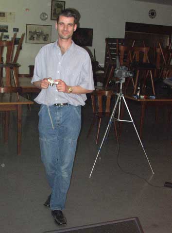 Nochmal Oliver Breder (genannt 'Olli').
Selbst im harten Schlaglicht digitaler Blitze macht der Mann noch eine gute Figur.