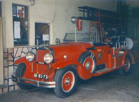 Ein alter Cadillac-Feuerwehrwagen in Monchique,
dem Ort beim hchsten Berg Portugals (mit heiligem Quellwasser, das sich Einheimische dort an natrlichen Quellen abfllen).