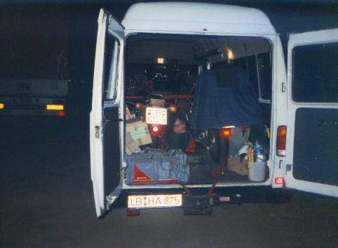 Der gute, alte 210er-Bus,
den uns  Wolfgang Strobel  so grozgig als Transportmittel berlassen hat, nachts auf dem Weg nach Portugal.
 Zwischen den Bikes ist genug Platz fr mde Fahrer.