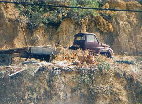 Ein aufgegebener Lkw im portugiesischen Inland auf dem Weg nach Monchique.
So malerische Bilder (auch wenn es kologisch nicht korrekt ist) sind in Portugal auch heute noch dort zu finden, wo die Flurbereinigungs- und Erneuerungsmanahmen der portugiesischen Regierung noch nicht gegriffen haben. Der Schrottplatz war jahrzehntelang der Strassenrand.