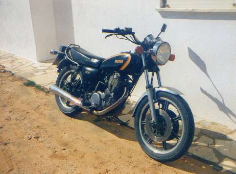 Meine gute, alte SR 500.
14 Jahre in treuen Diensten, an Zuverlssigkeit und Sparsamkeit nicht zu berbieten, vor unserer Stamm-Bude in Sagres.
Mittlerweile bin ich auf eine BMW R100/7 umgestiegen und irgendwie fhle ich mich immer noch wie ein Verrter, ein Schwein ...