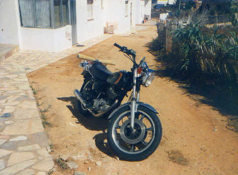 Und nochmal die treueste aller denkbaren Motorrad-Seelen,
ausgeh-fertig mit allem, was Mann in Portugal zum Baden braucht: Handtuch und Strandmatte (deren Qualitt aber leider auch von Jahr zu Jahr lausiger wird, Schei-BWLer !).