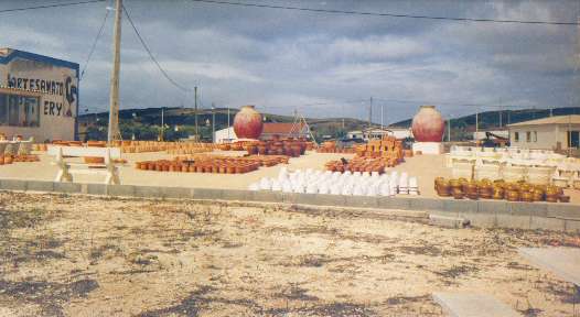 artesanato - potteria (da, wo's Ptte geben tut ...)
Solche Lden mit teils ppigem Angebot an Tpferwaren und Keramik-Erzeugnissen sind besonders hufig entlang der Tourismus-reichen Algarve.
 Es soll Leute geben, die allein wegen dieser Lden nach Portugal reisen (Hallo Claudi !)