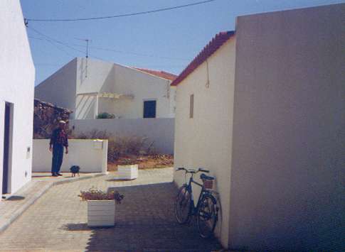 Portugiese mit Sardinen-Grill und Fahrrad.