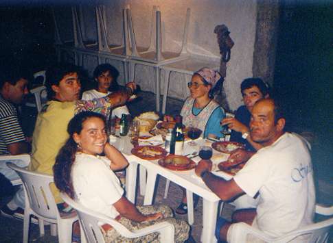 Eine portugiesische Familie beim Abendessen - alt und jung, bis in den spten Abend.