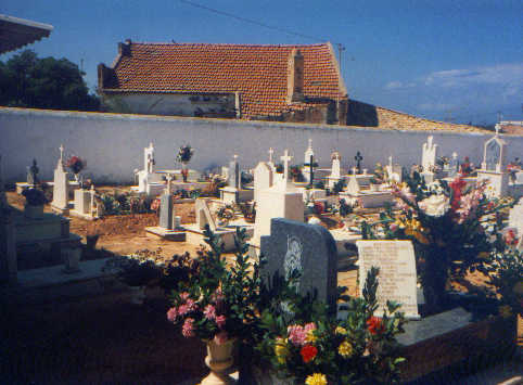 Der Friedhof von Sagres
Aus der Bilderreihe 'cemiterios de mundo', aufgenommen fr Wolfgang Strobel (Bestattungsunternehmer), der uns fr einen Trip nach Portugal grozgigerweise seinen Bus zur Verfgung stellte.