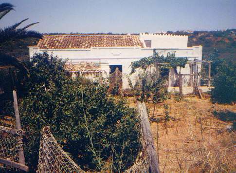 Typisches freistehendes Haus in der kargen Landschaft in der Nhe zur Westkste.