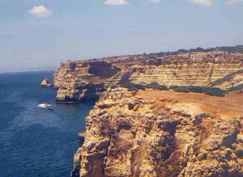 Steilküste an der costa dourada im Westen Portugals
