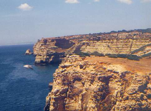 Steilkste an der costa dourada im Westen Portugals