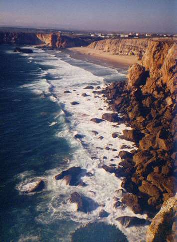 Küste mit kleinem Strandabschnitt bei Sagres.