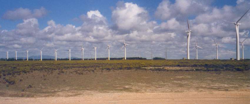 Ein Windkraftwerk in der Region von Vilha do Bispo.