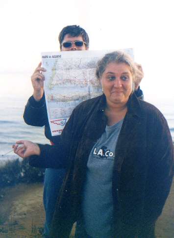 Frau am Steuer: Claudia Braun und ich bei einer kleinen Foto-Session in der Nhe von praia de rocha.
An diesem Tag hatten wir uns mehrfach dmlichst verfahren, da ich den Fehler machte, sie als Beifahrerin mit dem Lesen der gut detaillierten Karte zu beauftragen. Ich mute mehrmals anhalten, um Ihr sozusagen das Heft aus der Hand zu nehmen, ansonsten wrden wir noch heute ziellos an der Algarve herumirren.