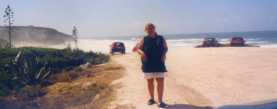 Claudia Braun auf der Zufahrt zum praia de amado bei Carrapateira.