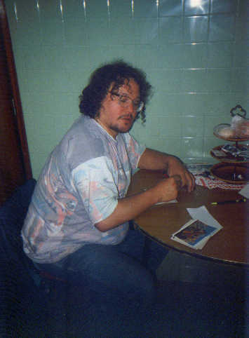 Ingo Trautwein beim Schreiben von Postkarten in der Küche einer unserer Wohnungen.