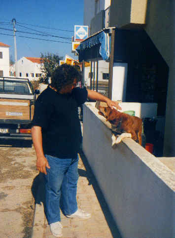 Ingo Trautwein, mit einem typischen portugiesischem Hund (Hyundai), der uns zuerst beim Vorbeigehen ständig angekläfft hatte und mit dem Ingo und ich dann eine jahrelang anhaltende Freundschaft geschlossen haben, in Sagres bei unserer Wohnung ums Eck.
