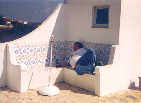 Ingo im Innenhof einer unserer Stamm-Mietwohnungen. Nach dem Frühstück bereitet er sich auf einen weiteren, anstrengenden Tag am Strand vor.