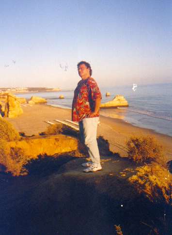 Ingo Trautwein oberhalb eines der durchweg wunderschnen Strnde an der Sdkste Portugals (hier bei praia da rocha).