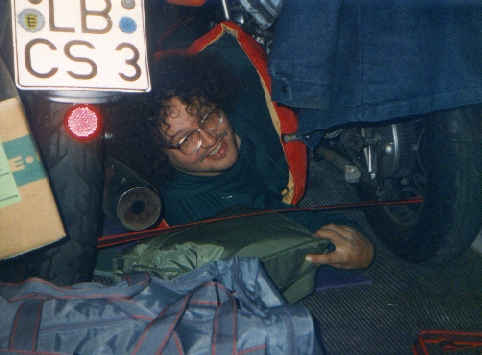Ingo Trautwein vor der Nachtruhe im Bus vom Wolfgang Strobel zwischen unseren Motorrdern (Yamaha SR 500 und Honda CX 500) whrend einer Fahrpause irgendwo in Sdfrankreich.