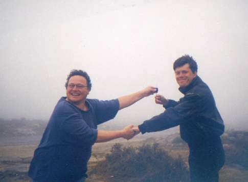 Ingo Trautwein und ich auf dem oft neblig bewlktem Gipfel des hchsten Berges Portugals bei dem rtchen Monchique im Landesinneren im Sd-Westen Portugals.