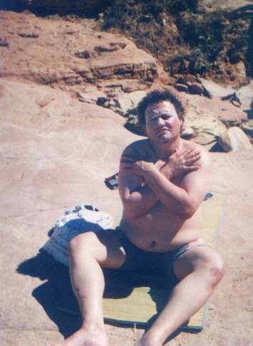 Ingo Trautwein auf unseren 'flut-sicheren' Fels-Liegeplätzen am praia de amado bei Carrapateira
bei einem schrägen Versuch, sich in einer Art 'aborigines'-Verkleidung bei den Einheimischen beliebt zu machen.
