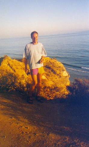 Kai Jger oberhalb eines der durchweg wunderschnen Strnde an der Sdkste Portugals (hier bei praia da rocha).