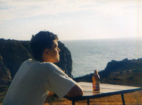 Meine Wenigkeit bei einer meiner Lieblingsbeschftigungen:
Als bekennender Abendsonnen-Fetischist mit einem khlen Bier und Blick gen Westen am restaurante  Mar a Vista  auf den Klippen von Carrapateira