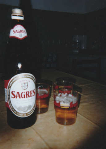 Am Ende des Tages, nach dem Baden, dem Abendessen und diversen Kneipen ...
noch ein khles Sagres aus der bewhrten 1 Liter Flasche