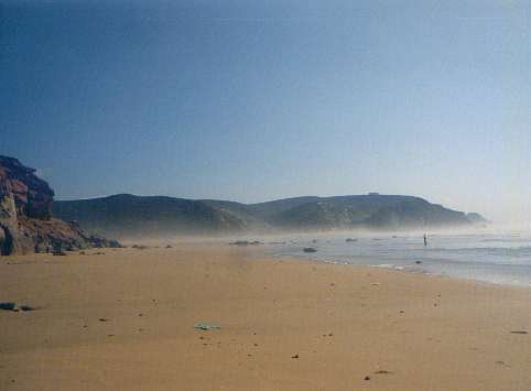 Der lngere und auch von mehr Menschen (oft auch Surfer) besuchte Abschnitt unseres Standard-Strandes.
Ganz hinten, wo die ins Meer ragenden Feldsen den Strandabschnitt begrenzen, kann man sogar zu einem dahinter versteckten, aber schwer zugnglichen Strndchen durchschlagen.