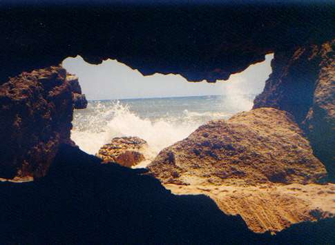 Eine Felsgrotte irgendwo an der Westkste Portugals