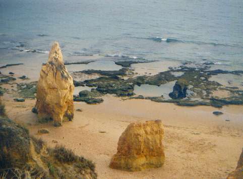 Ein Blick auf einen Strand an der Algarve in der Nhe von praia da rocha.
Oftmals sehr schne Felsformationen und wenig Wind und Wellen (familienfreundlich).
Leider bleibt angesplter Schmutz da auch lnger liegen.