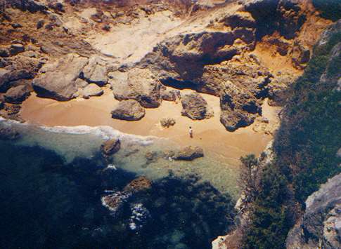 Ein beinahe versteckter Strandabschnitt in der Nhe von Sagres - traumhaft,
 aber leider keine Bar weit und breit ...