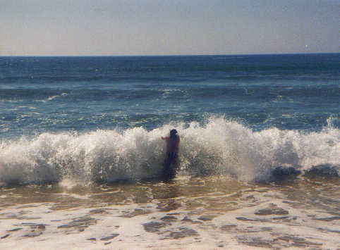 Der Mann ist standhaft und die Welle ist da, mittlerweile auf beinahe 2 m angewachsen;
man vergißt vor allem als Anfänger oft, daß eine Welle auf den letzten Metern auf's Doppelte anwachsen kann.